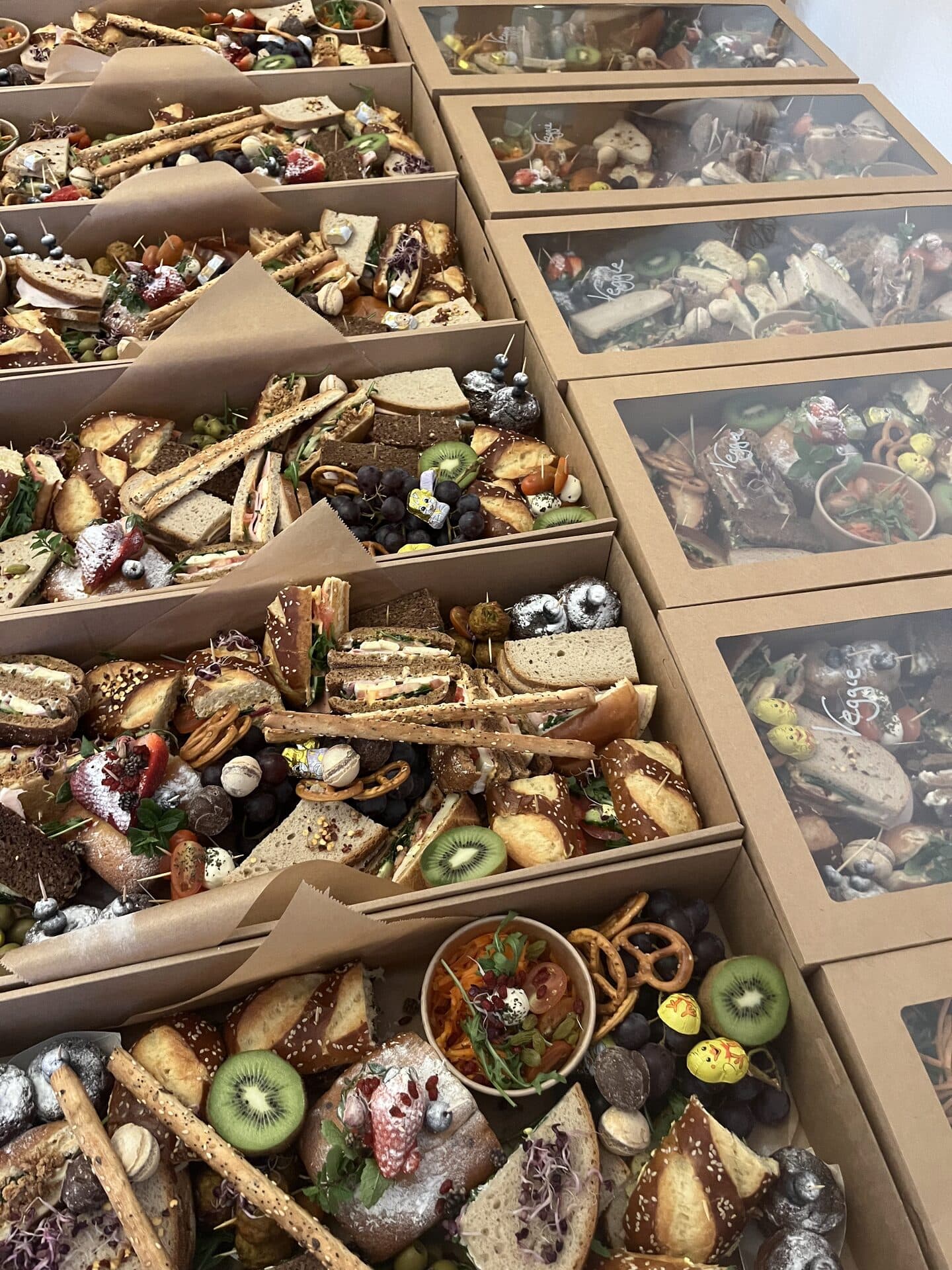 Mehrere liebevoll gepackte Foodboxen von Randy's Kitchen