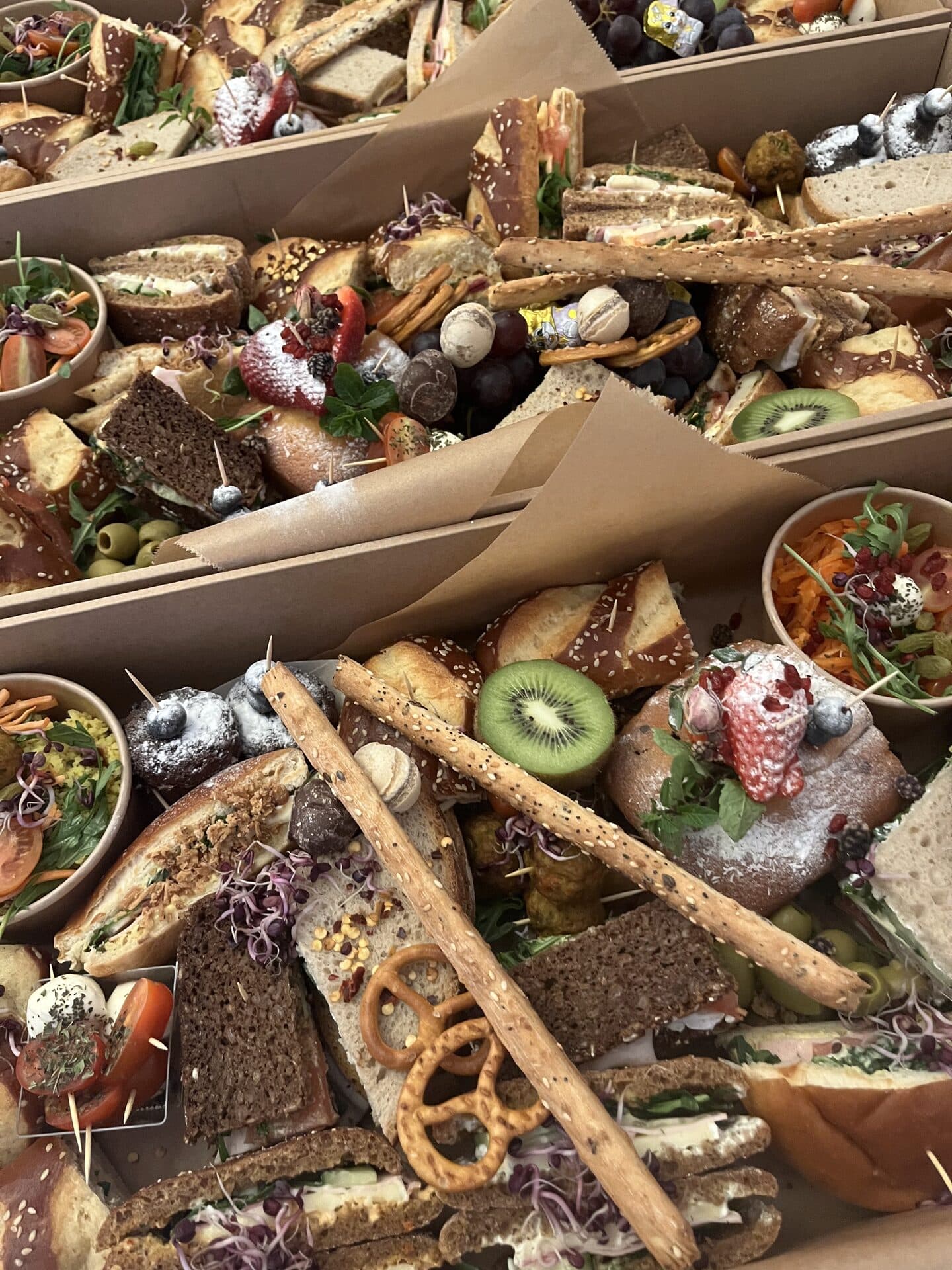 Foodbox-Detail mit Baguette, Brezeln und frischen Kiwis