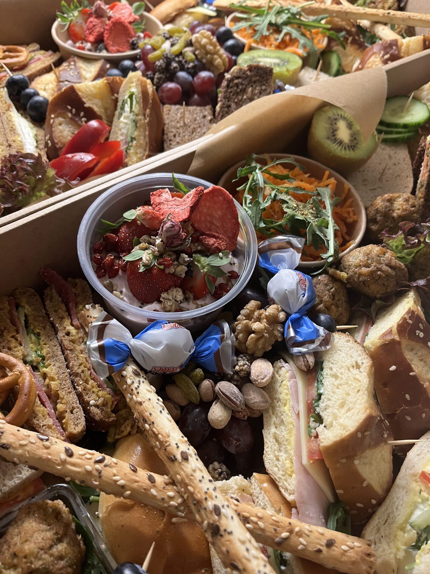 Gugelhupf, Maracuja und Fingerfood-Auswahl in der Foodbox